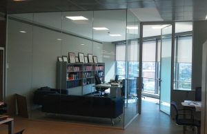 şeffaf camlı ofis bölme duvar